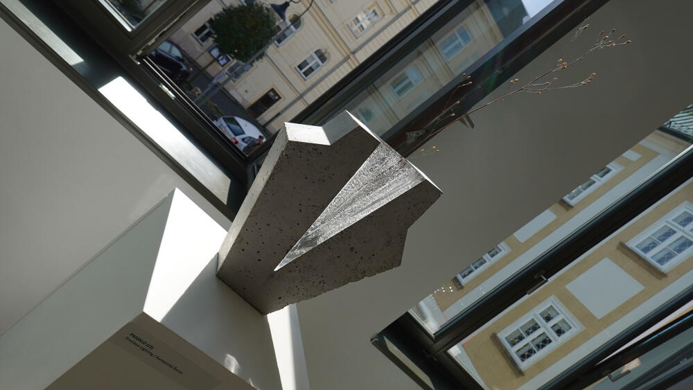 Vystavená kreace upcyklovaného skla a betonu ateliéru PRASKLO.