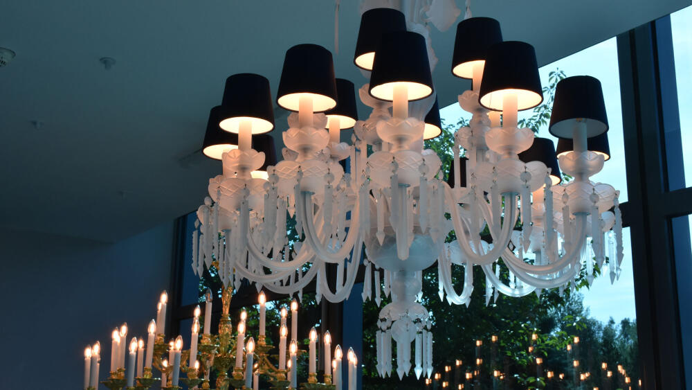 V showroomu Preciosy visí i tento barokem inspirovaný luxusní lustr.
