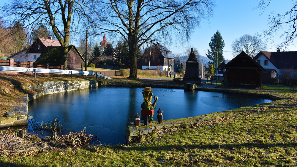 Park s rybníčkem a vodníkem.