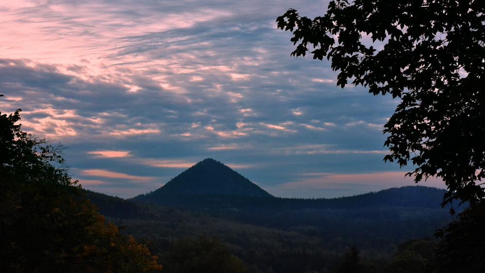 Obzoru dominuje Klíč (759 m n.m.).