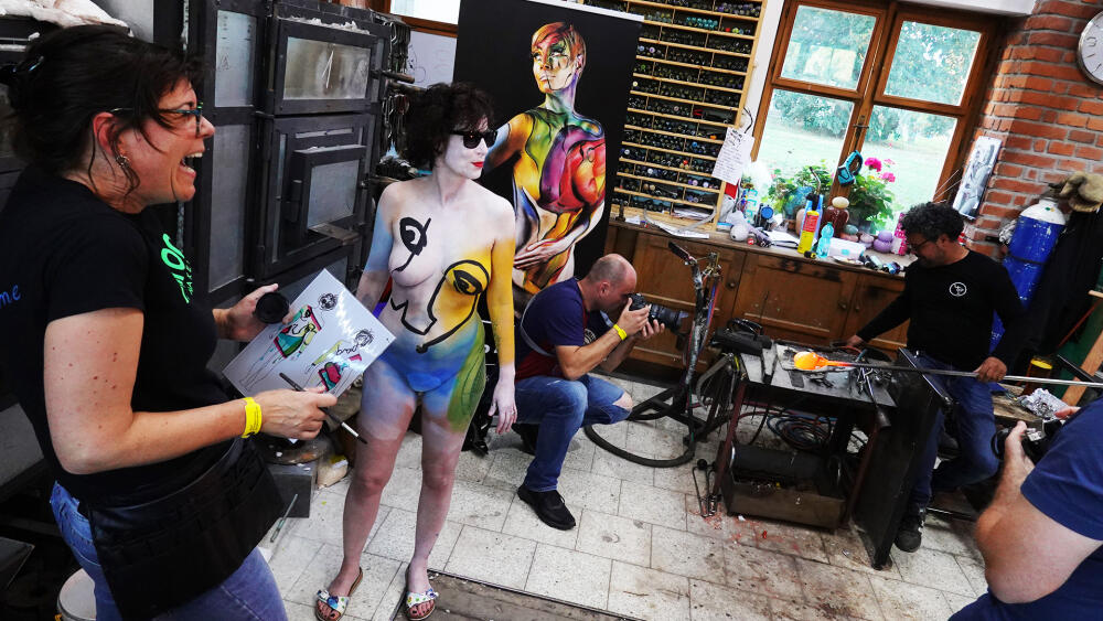 Finále pátečního podvečera. Na scénu přichází nizozemský sklářský mág Marco Lopulalan, bodypainterka Martine Grime a performerka Ingrid Lopulalan jako modelka, aby vytvořili unikátní a zatím nikdy nezrealizovanou kombinaci skla a umění malby na tělo. 
