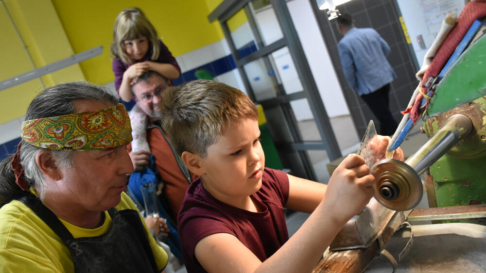 Během putování po Sklářské cestě se může každý stát na chvíli sklářem. Někoho to třeba inspiruje ke zvolení životní dráhy :-)