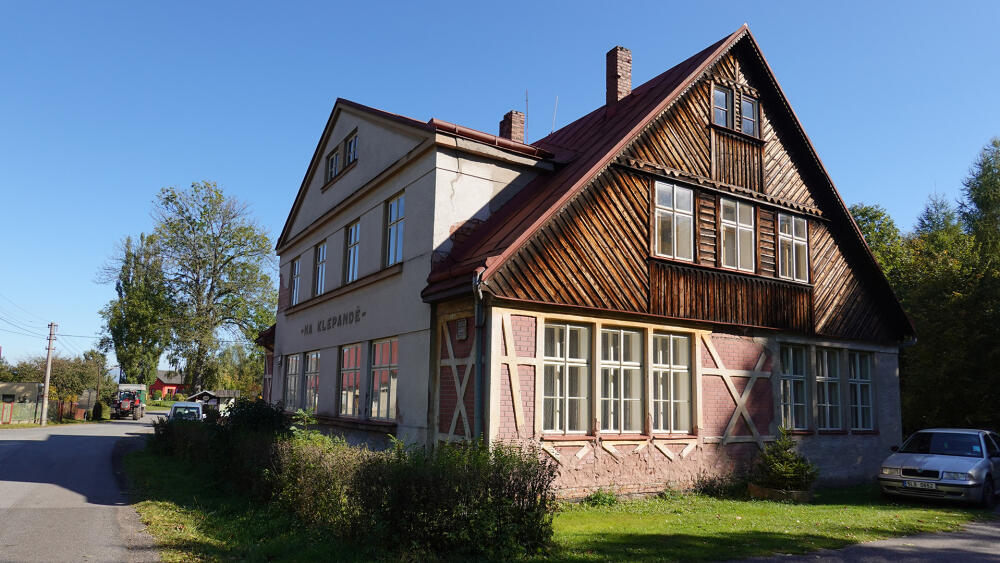 Restaurace Na Klepandě stojí u poměrně významné křižovatky.