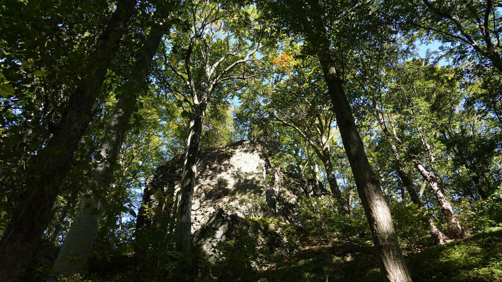 Na okružní cestě kolem centrální části hradních ruin.