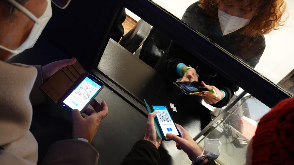 Každý návštěvník festivalu musel předložit doklad o bezinfekčnosti, za který získal zelený náramek. O tom, že máte Signal Pass, který vás opravňoval navštívit také tři placené instalace, informoval pořadatele náramek oranžový.