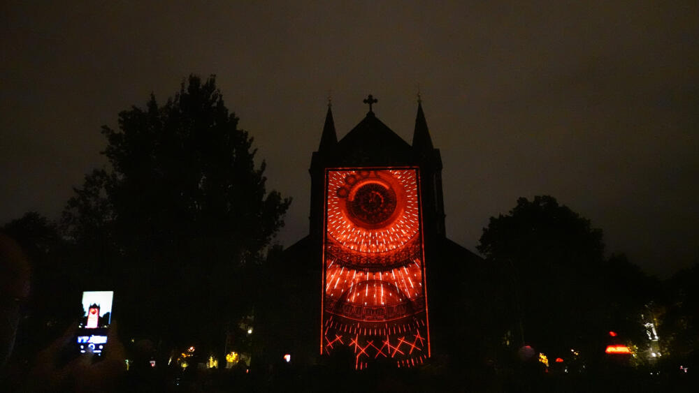 Karlínský kostel sv. Cyrila a Metoděje zažil již nejeden videomapping, tentokrát ho využil Phil Max Schöll pro projekt The Wind.