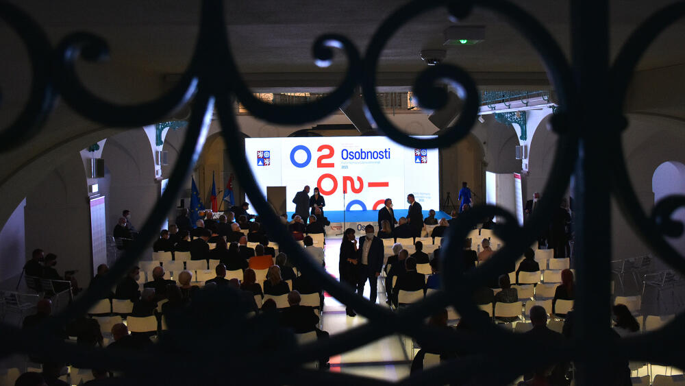 Bazénový sál Lázní se plní. Scéně vévodí graficky nápadité logo Poct hejtmana 2021, které ale vypadá, jako by hlavním sponzorem byl jeden velký mobilní operátor. Nikoliv, O2 nepřispěl ani korunou.