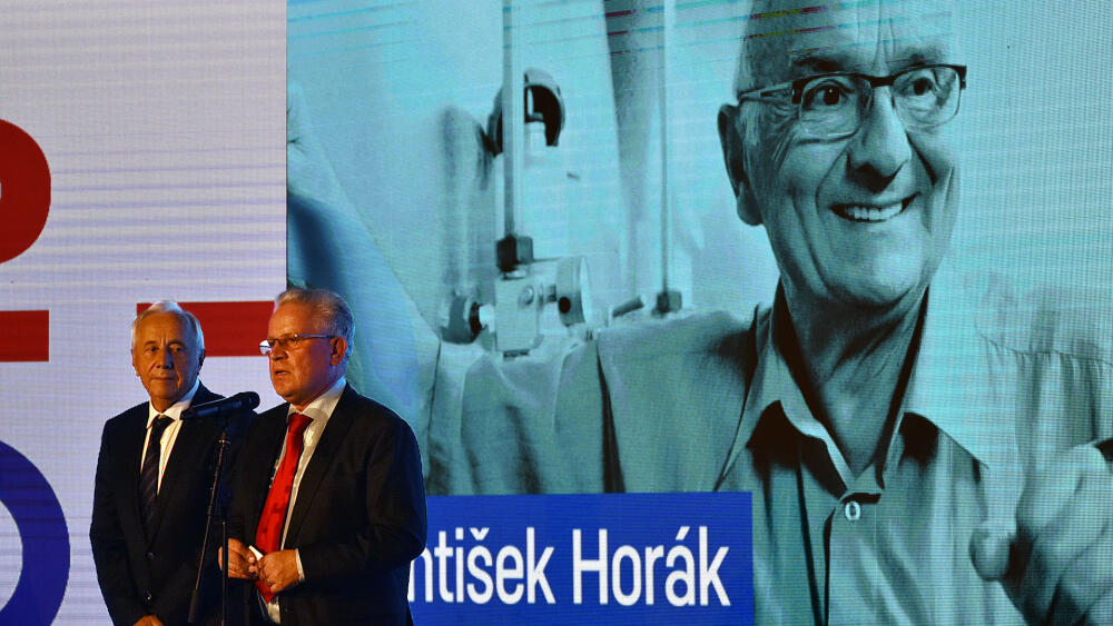 Miroslav Kučera, předseda dozorčí rady Pivovaru Svijany, a Petr Felkner, starosta Svijan, uvádějí Františka Horáka.
