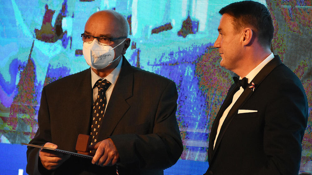 František Horák si, zřejmě pod vlivem úvodní instruktáže nasazování respirátorů, převzal Poctu hejtmana v roušce. (Pozn.: Pro vystupující povinnost nosit ochranu úst a nosu zatím neplatí.)