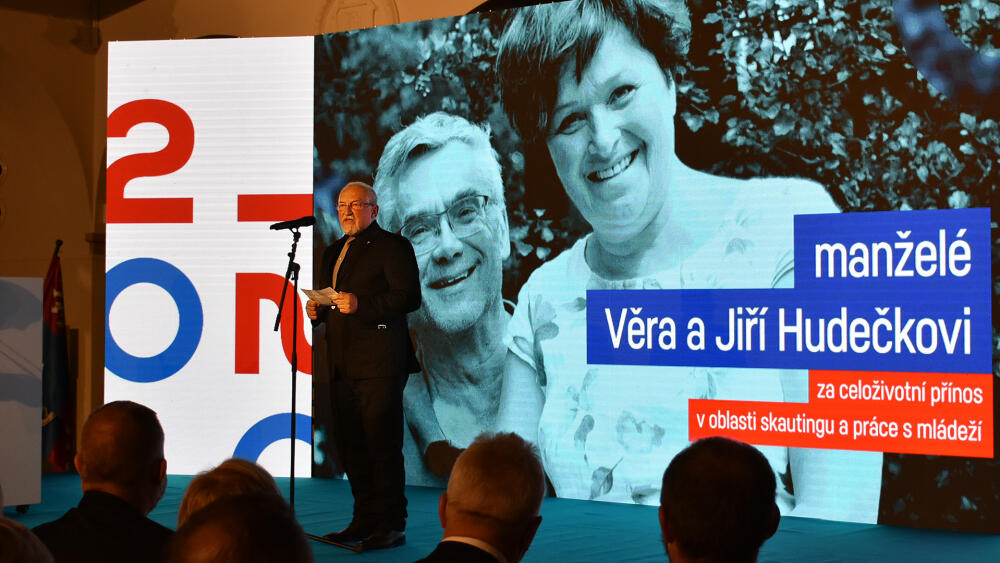 Skauty sestru Věrku a bratra Akélu, jinak manžele Věru a Jiřího Hudečkovy představil Milan Kubát alias bratr Sova. Promluvil za českolipské skauty, kteří Akélu a Věrku nominovali.