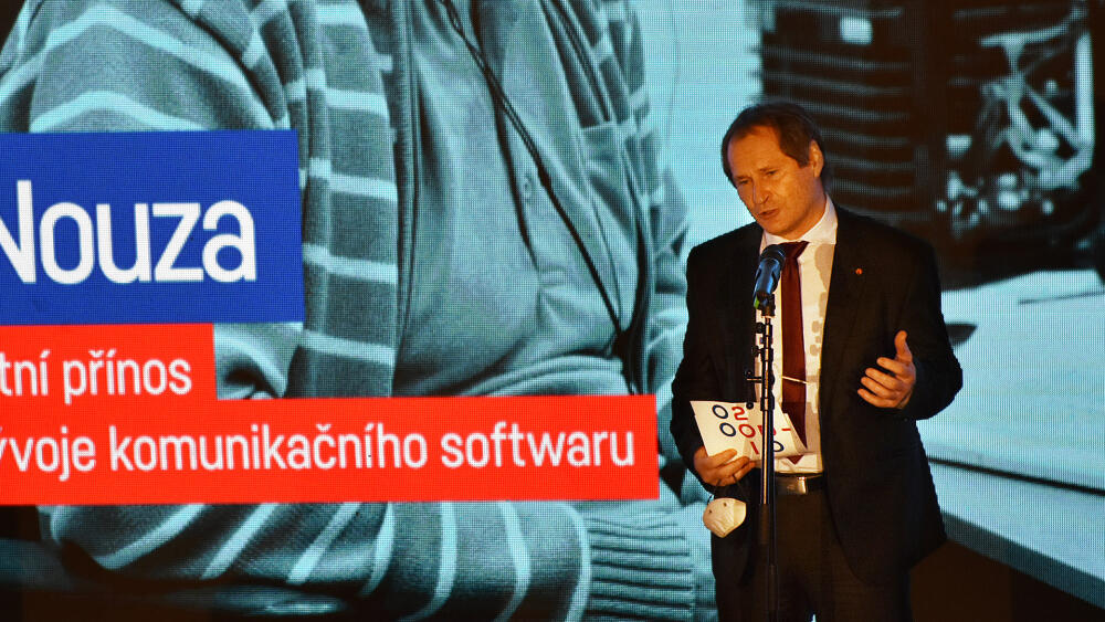 Zdeněk Plíva, děkan fakulty mechatroniky TUL, představuje kolegu Jana Nouzu.