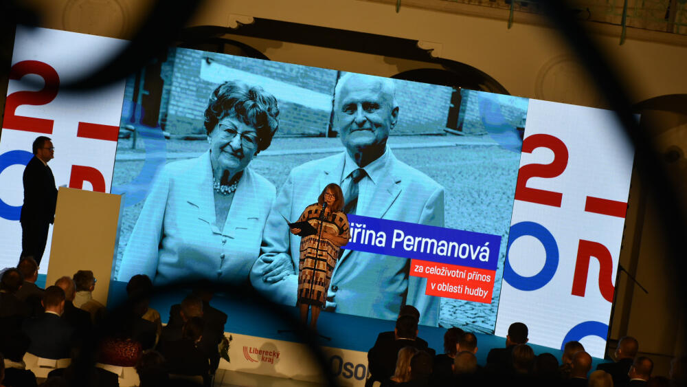 Jarmila Levko, politička a ředitelka Divadla F. X. Šaldy, představuje svoji nominantku. Jiřina Permanová byla dlouholetou členku orchestru DFXŠ a klavírní korepetitorku opery. Na ZUŠ je 58 let klavírní korepetitorkou klasického baletu.