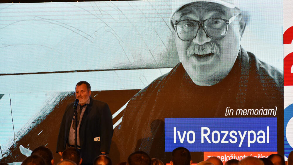 Sklář a majitel firmy Jaroslav Švácha hovoří o životě a díle sklářského umělce Ivo Rozsypala, který zemřel letos v září a cena mu byla udělena in memoriam.