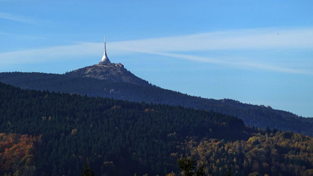 Během výstupu na Javorník se vám odhalí Ještěd v plné kráse z poněkud nezvyklého úhlu. 
