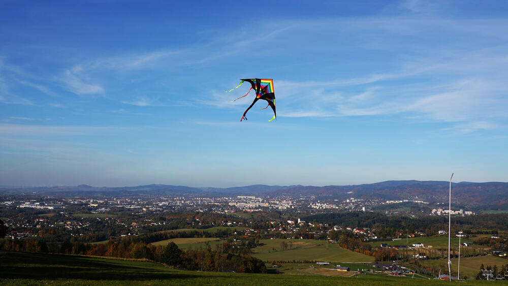 Výhled na panorama Liberce od horní stanice lanovky areálu Obří sud Javorník. 