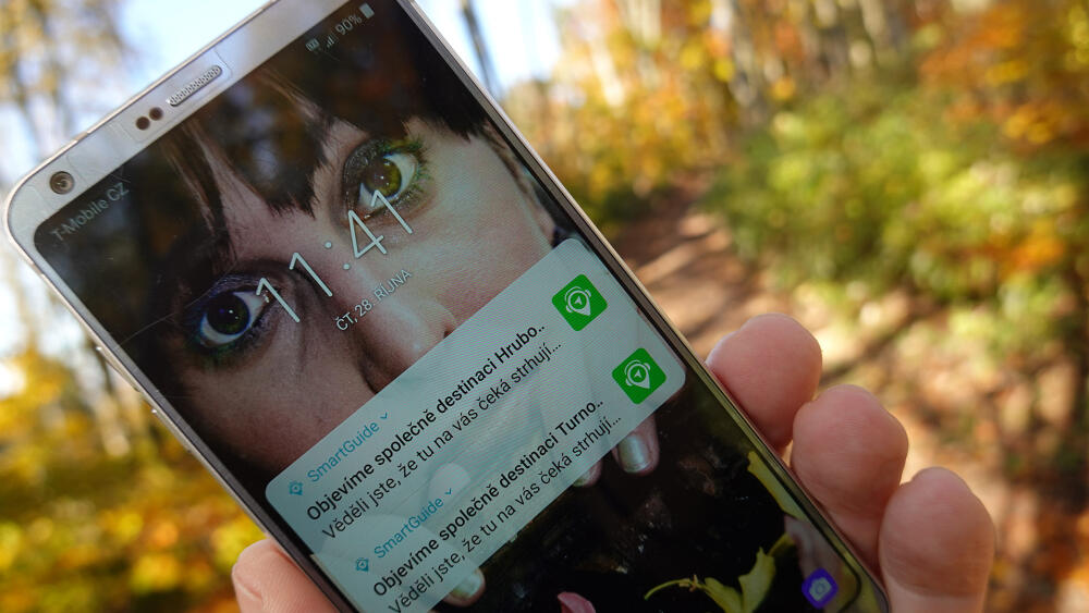 Na spotřebě se podepisuje i to, že Smart Guide vás hlídá na každém kroku. Trasuje váš pohyb, i když není přímo používán, a oznamuje vám, co nabízí v oblasti, kterou se právě pohybujete. (Foto bylo pořízeno den po testu v Jablonci.)