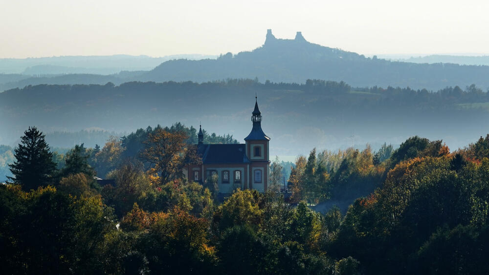 Kostel sv. Vavřince v Tatobitech a Trosky.