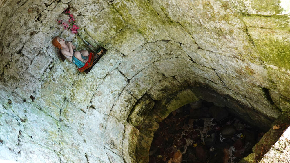 Interiér Radostné studánky. V pravém dolním rohu se můžete přesvědčit, že voda je čirá tak, že hladinu skoro nelze odlišit. 
