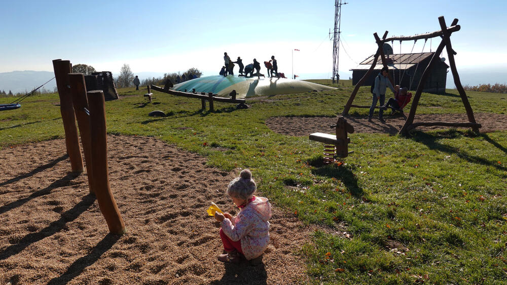 Vrchol nabízí spoustu atrakcí pro turisty různých zájmů i věkových kategorií.
