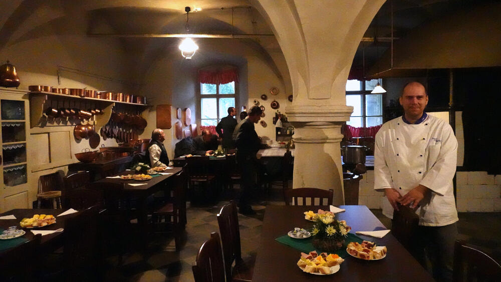Pro pohoštění hostů ve VIP salonku zámku měla škola k dispozici zámeckou kuchyni. Přípravy vedl Josef Solnický, vedoucí potravinářských a službových oborů.