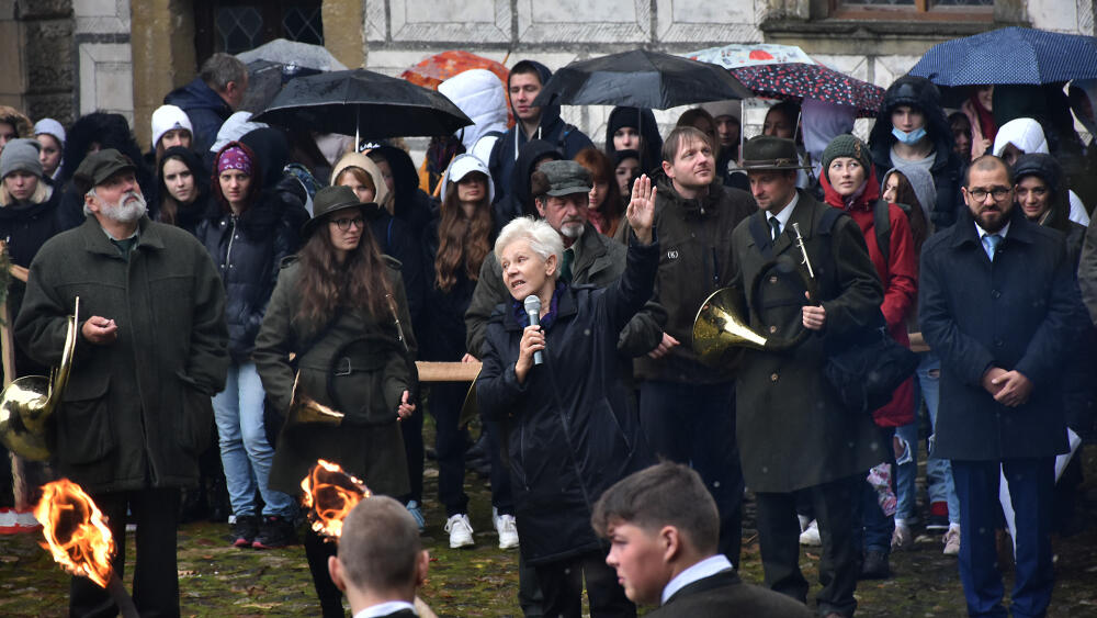 Úvodem bylo proneseno mnoho různých projevů. Kastelánka Jana Pavlíková narušila proud formalit osvěžující kulturně historickou vložkou.