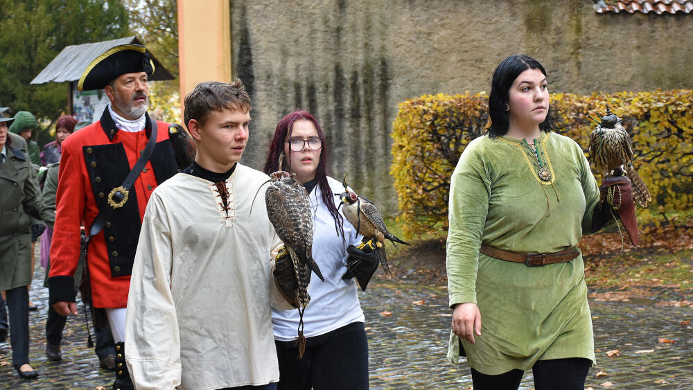 Na účinkujících byste v tuto chvíli s obtížemi našli něco suchého, ale nikdo si nestěžuje.