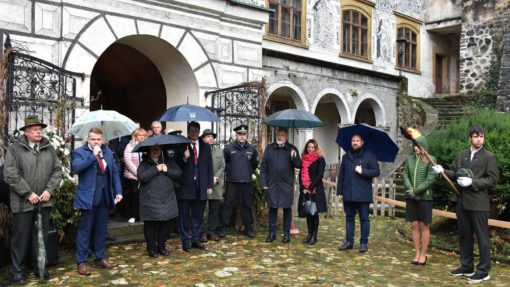 Škola má řadu významných partnerů. Tomu odpovídal počet řečníků. (Právě hovoří pan ředitel.)