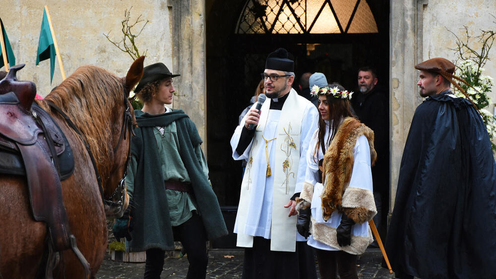 Frýdlantský děkan Artur Ściana vítá pohanku Dianu a křesťana Huberta.