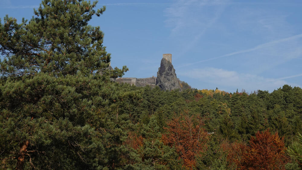 Z plochého vrcholu jednoho pískovcového bloku můžete zahlédnout přinejmenším Pannu. Pakliže to risknete a nespadnete při tom dolů, možná vyfotografujete i Babu.