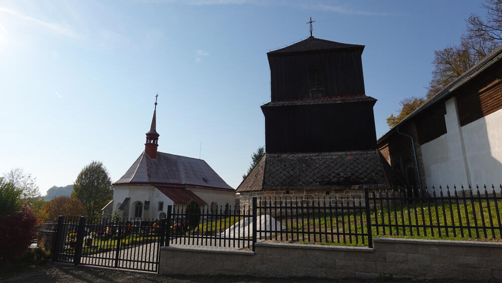 Mladějov, hřbitov s kostelem a zvonicí.