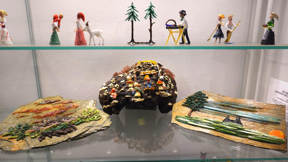 Největší rarita sbírky. Betlém Českého ráje na choroši s břidlicovými díly nesoucími skleněné obrazy Suchých skal (vlevo) a Trosek.