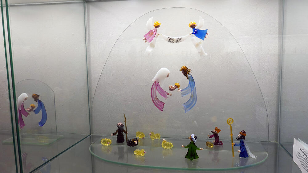 Levitující betlém Boženy Kopalové (maminka paní Kortanové) z roku 2010. Pozemšťané užasle hledí na zázrak zrození.