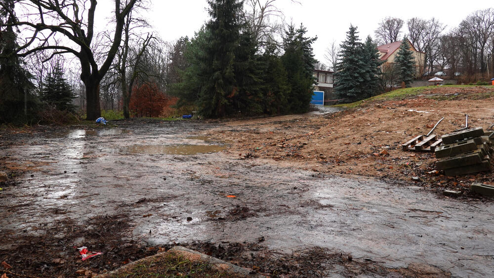 Po bývalé hotelové škole zbyly jen zavezené základy. (Foto Mad)