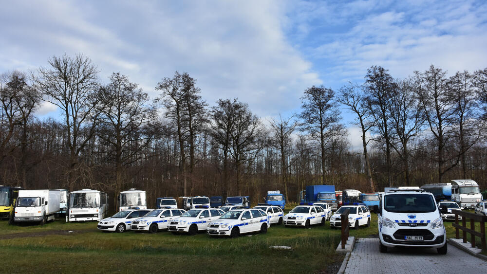 Dokud nestála hala, výcvik probíhal venku například na této flotile vyřazených služebních vozů.