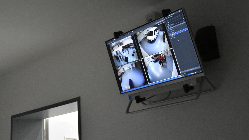 Na chodbě jsou monitorovací stanoviště, takže psovodi a jejich psi nejsou rušeni. Záznamy jsou archivovány a tak je možné výcvik vyhodnocovat a hledat chyby.