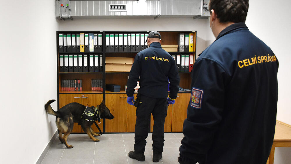 Hala obsahuje i řadu menších tematicky vybavených místností, například tuto cvičnou kancelář.