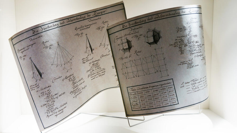 Listy výuky geometrie jako škola hrou. Vpravo vidíme rhombicuboctahedron, což je základna pro paprsky hvězdy. Jméno učitele národů Jana Ámose Komenského, významného člena Jednoty bratrské, je v Herrnhutu připomenuto hned několikrát. 