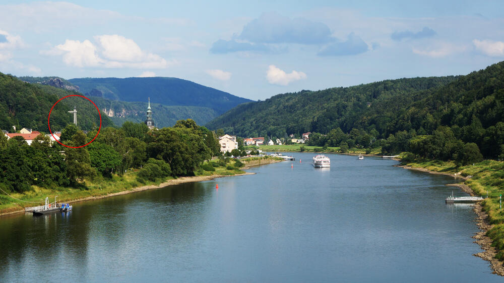 Pohled na Labe a Bad Schandau z mostu u nádraží. Výtah je v červeném kroužku.