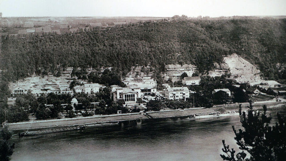 Takto vypadalo centrum Bad Schandau v roce 1889 na pohlednici drážďanského nakladatelství Maxe Brauneho. (Reprofoto z infopanelu.)
