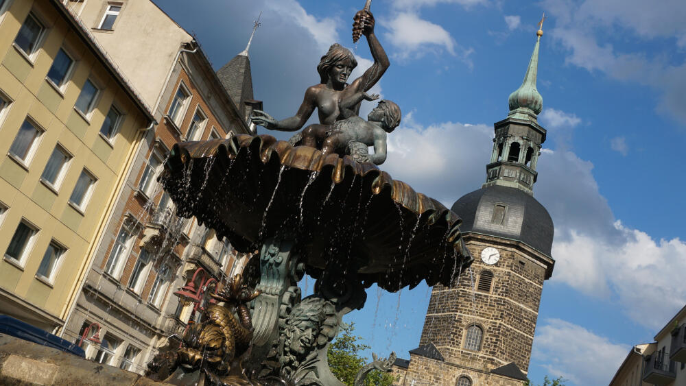 Stopy podnikavého hoteliéra nacházíme v Bad Schandau dodnes na každém kroku. Sendigova kašna je ozdobou města od roku 1896 a podle propagačních materiálů "...přinesla městu Bad Schandau titul Perla Saského Švýcarska..."