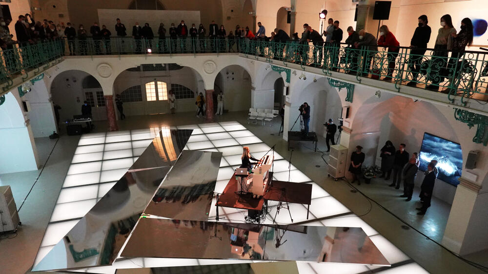 Začíná koncert, za varhany usedá Katta, varhanice hrající zásadně naboso, protože v botách by si připadala jako v palčácích.