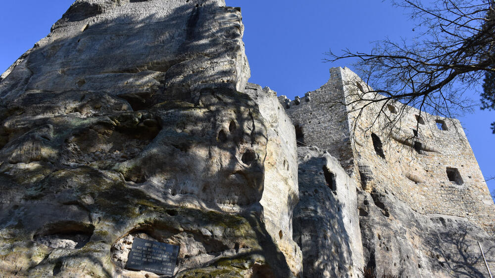 Pamětní deska na skále vlevo dole připomíná, že častým hostem na Valečově byl Karel Hynek Mácha. Zříceninu navštěvoval a kreslil mezi léty 1832 až 1836.