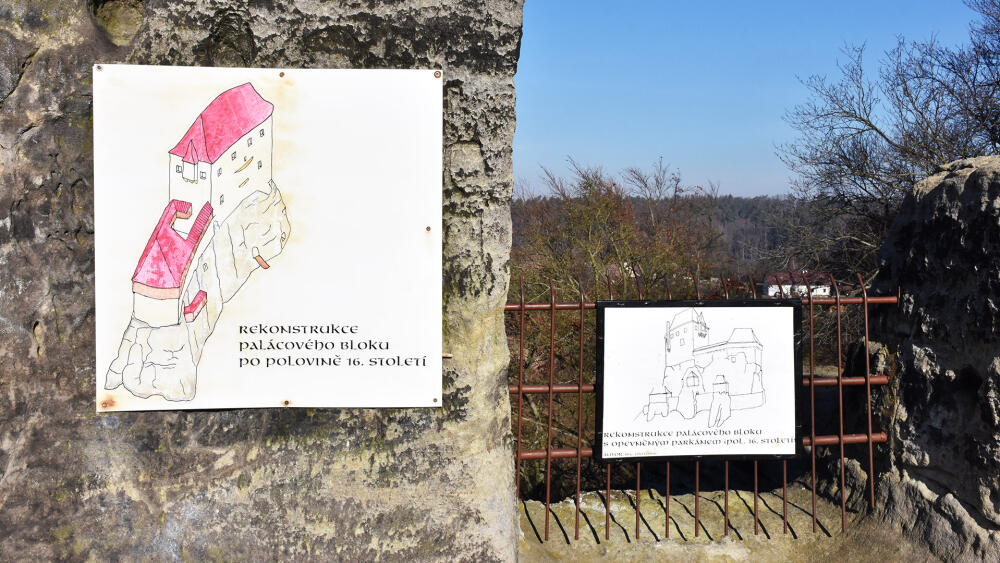 Během prohlídky minete hned několik vyobrazení hradu v různých obdobích jeho existence.
