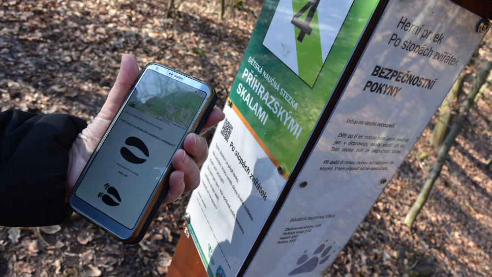 Zastavení naučné stezky jsou spojená prostřednictvím QR kódů s webovými stránkami obsahujícími další informace a řešení kvízů.