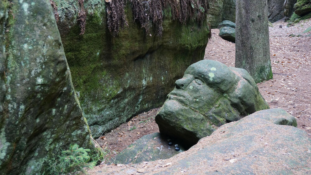 Obří kamenná hlava ve Fortně.