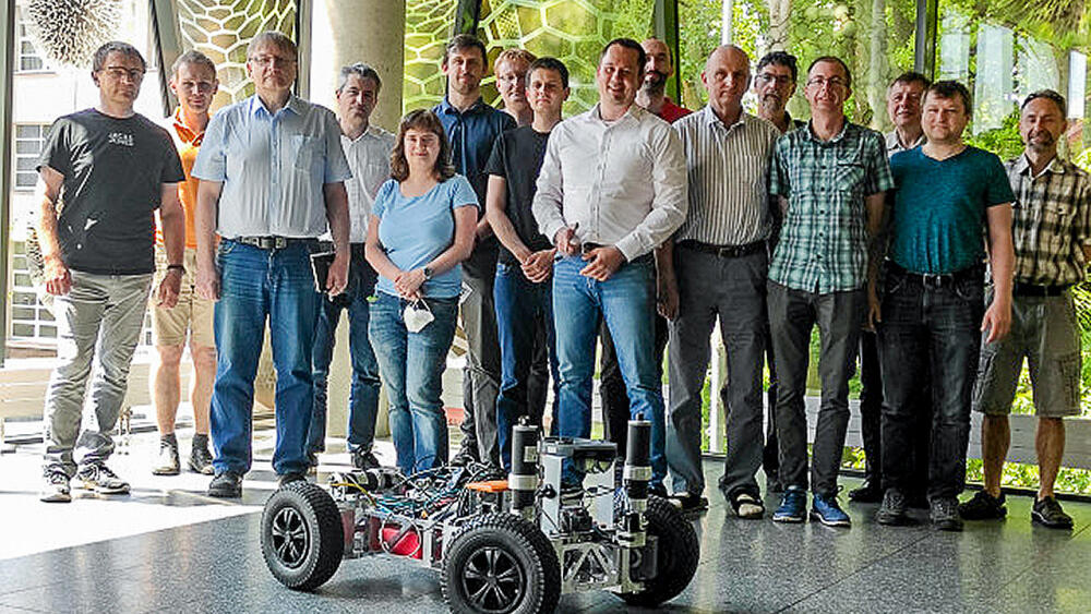 Tým projektu Modulární platforma pro autonomní podvozky specializovaných elektrovozidel pro dopravu nákladu a zařízení. (Foto: archiv TUL)