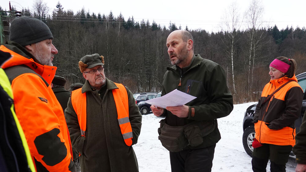Hospodář spolku Viktor Vlasák se radí s kolegy.