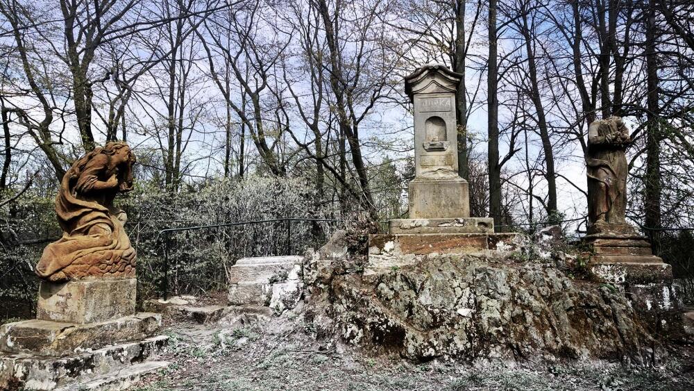 Panna Marie (vpravo) má dnes uraženou hlavu a Jana Evangelistu v roce 2000 kdosi ukradl, relativně nepoškozená je jen sv. Máří Magdalena. 
