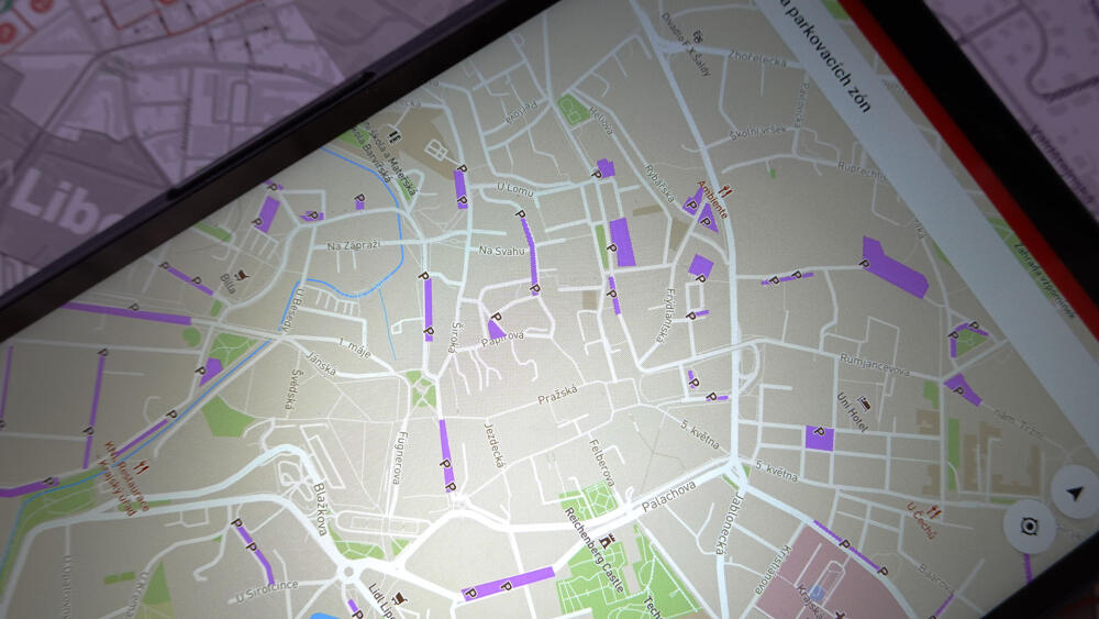 Šikovná mapa placených parkovišť. Barevné označení zón bohužel chybí.