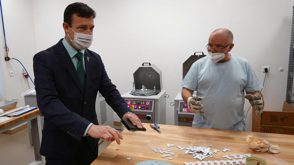 Ředitel školy Martin Kubáč (vlevo) a Bohouš Nováček, asistent odborného výcviku, při ukázce práce s novými stroji.